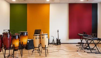 fraster, filt, felt cover, rumafskærmning, roomdivider, akustik, uld filt, inspiration, design, indretning, afskærmning, filtgardin, anne trolles skole